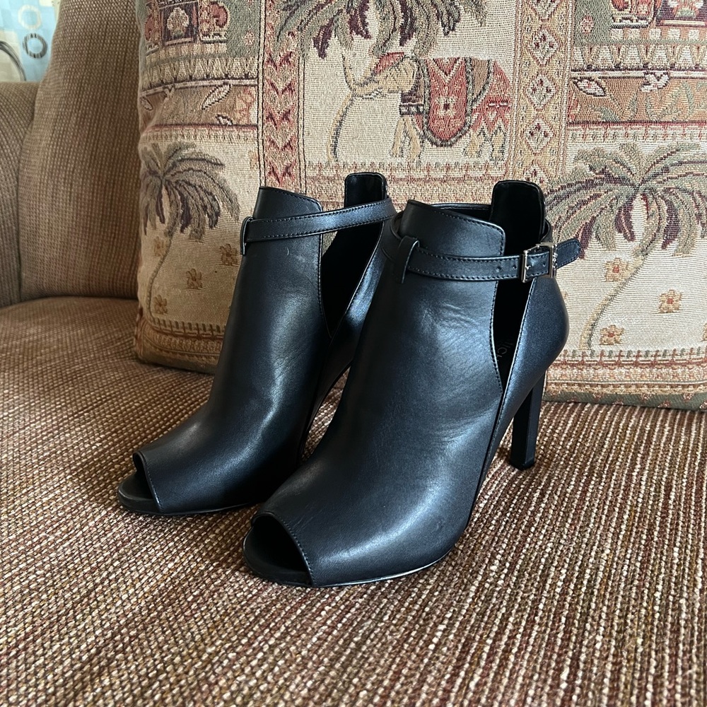 ✅Michael Kors - Black Leather Peep Toe Booties!